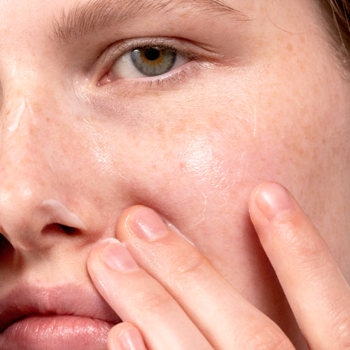 Mádara Derma Collagen serum damlalıklı şişesi ve peptit formülü