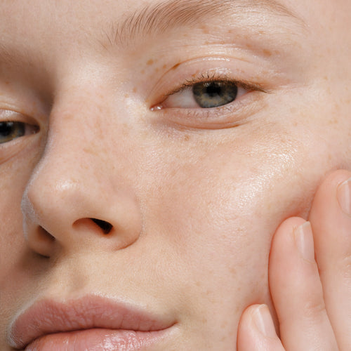 Mádara Niacinamide Alternative serum damlalıklı şişesi ve çok işlevli formül