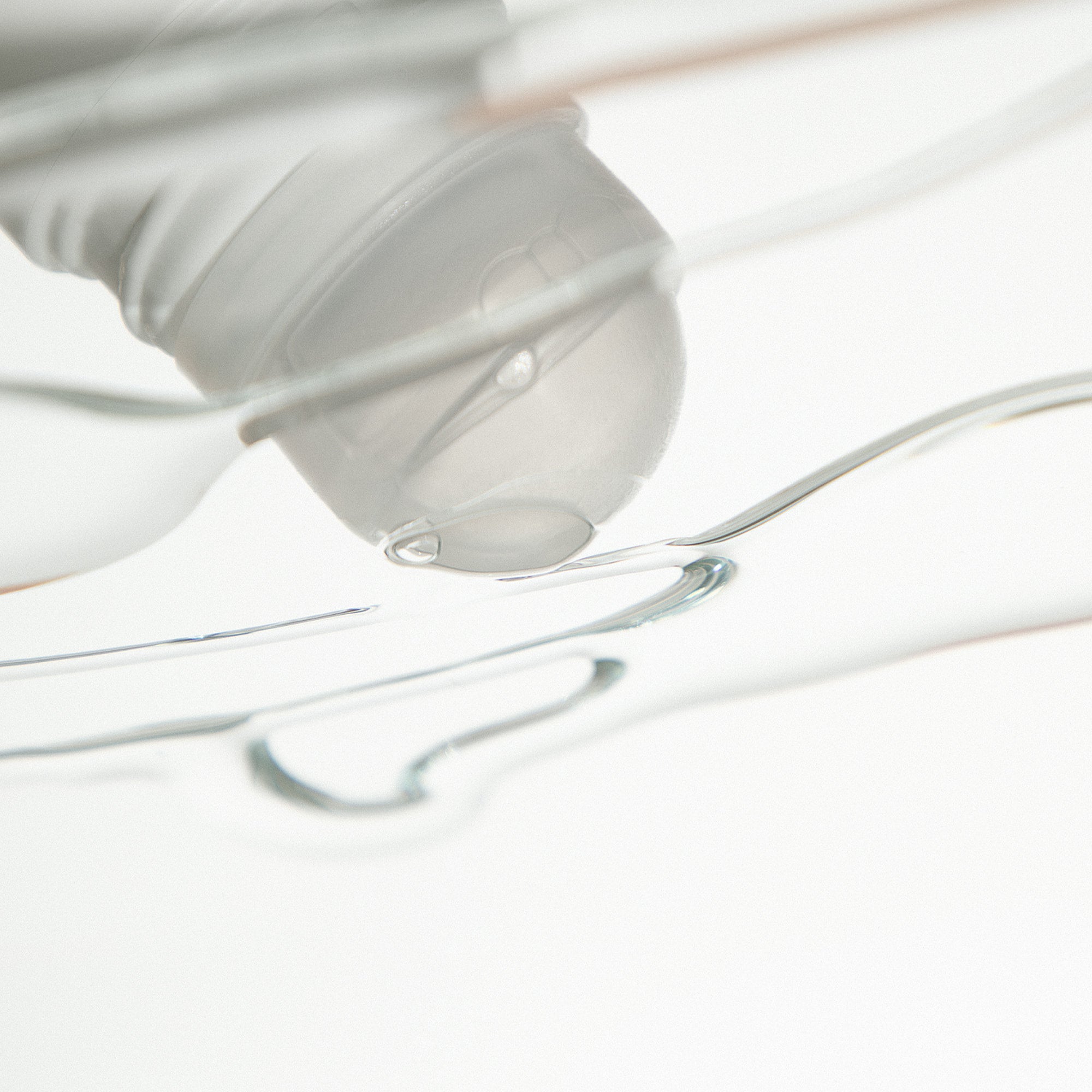 Mádara Herbal Deodorant roll-on başlığı ve şeffaf formülün yakın plan görünümü