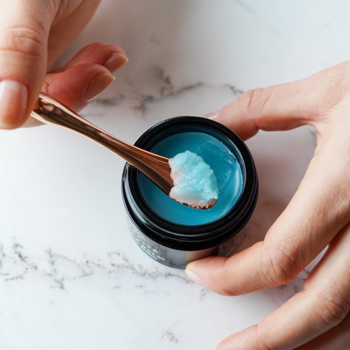 Odacité Le Blue Balm kavanoz ambalajı ve mavi tansy kompleksi