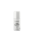 Mádara Herbal Deodorant bitkisel deodorant beyaz zemin üzerinde ürün ambalajı | Clean Studio